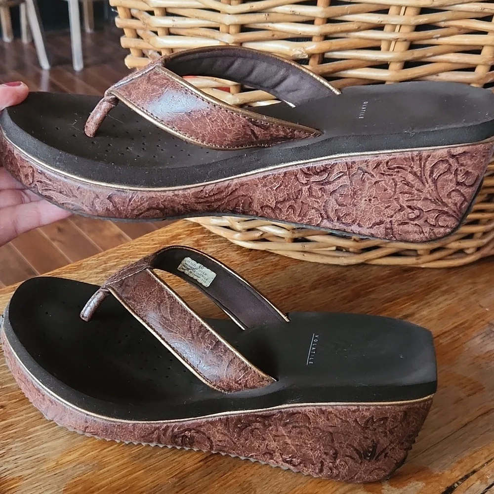 Volatile‎ Tooled Frappachino  Platform Heel Thong Sandal Brown sz 10 Chunky - Picture 6 of 13